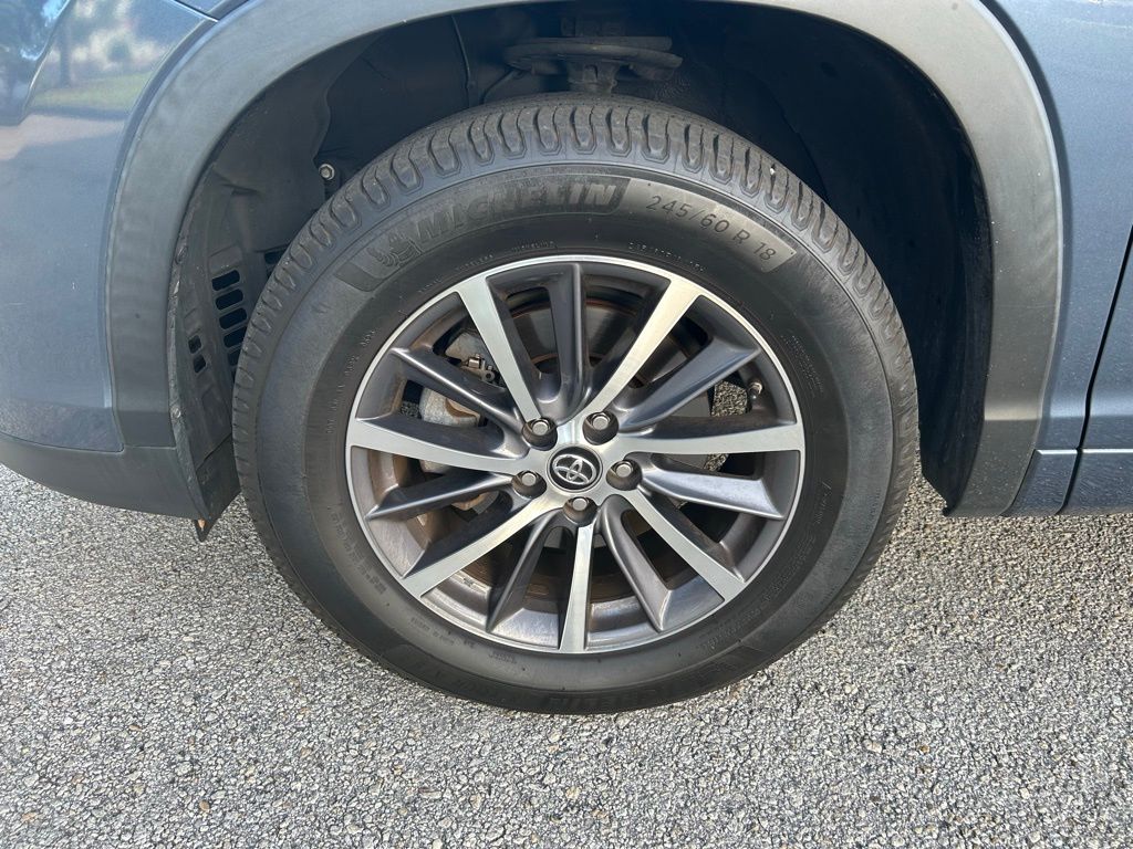 2017 Toyota Highlander SE 9
