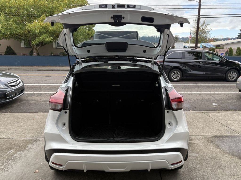 2023 Nissan Kicks SR