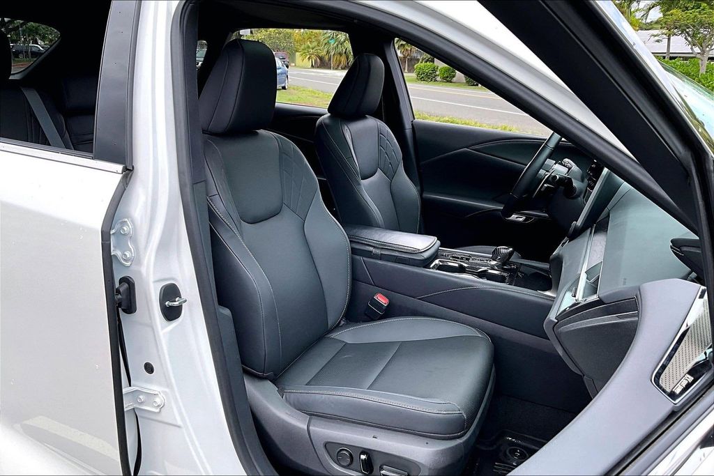 Used 2024 White Lexus 350 image 7