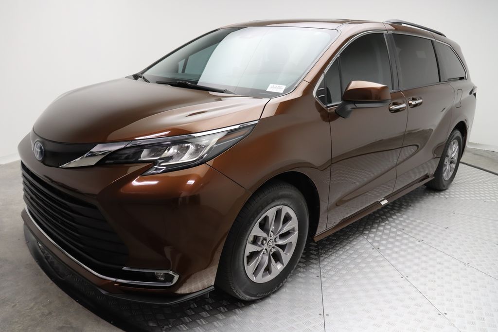 2022 Toyota Sienna XLE 2