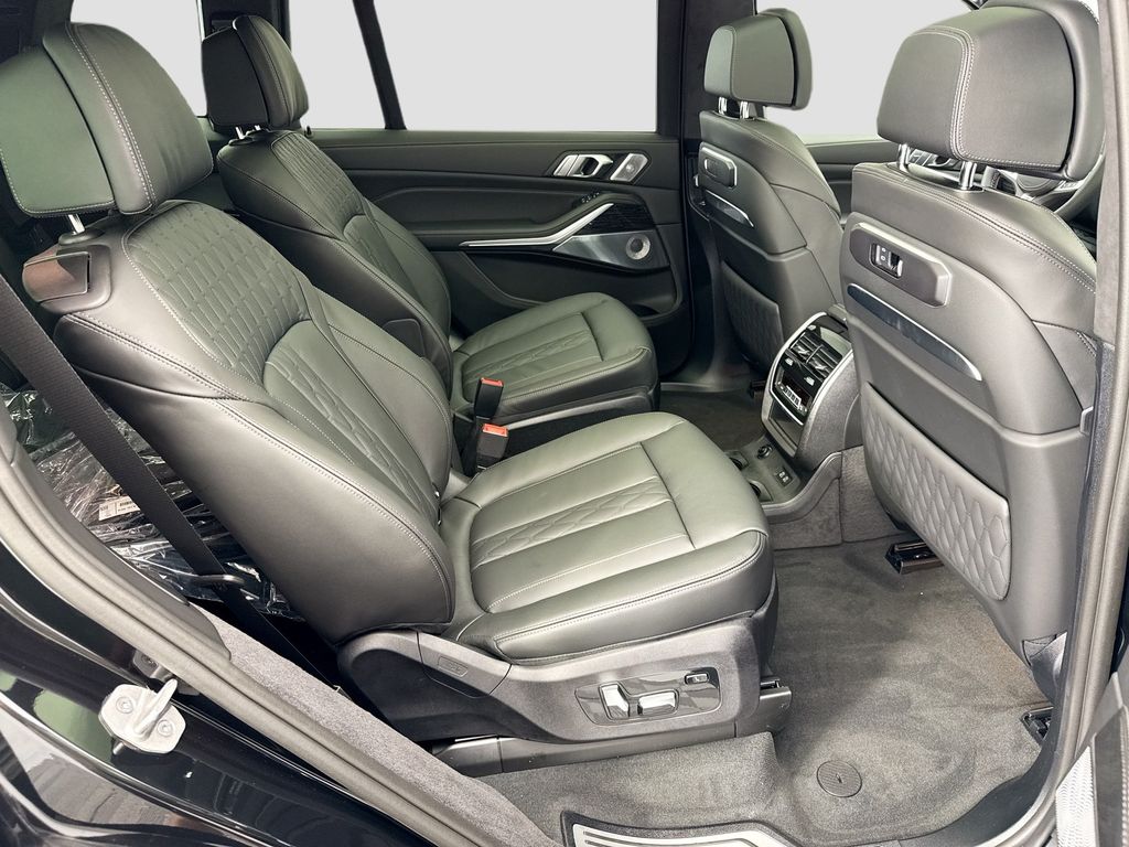 Thumbnail: 2026 BMW X7 - 21