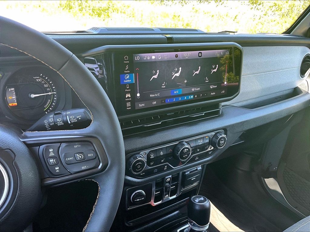 2024 Jeep Wrangler — photo 25