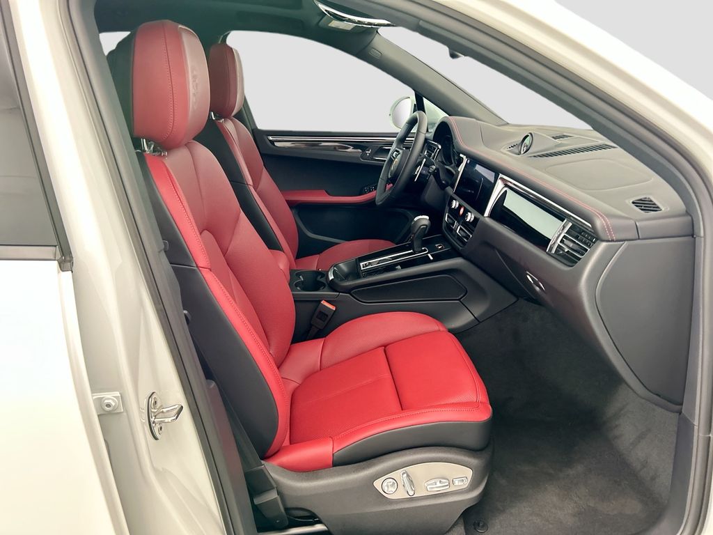 Thumbnail: 2026 Porsche Macan - 21