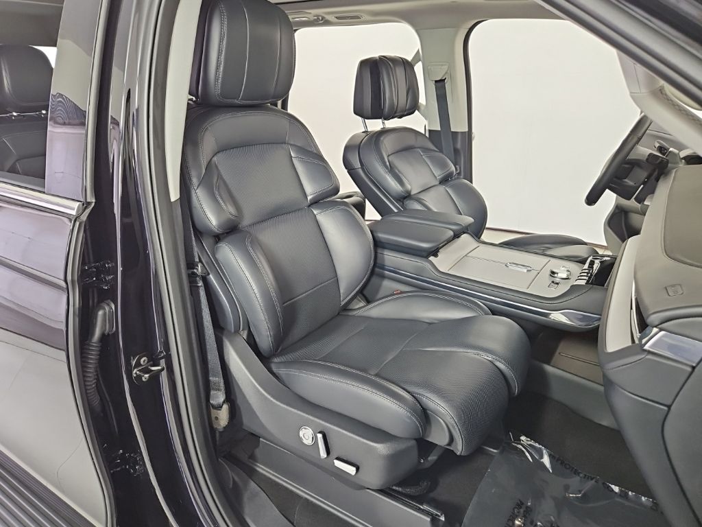 Thumbnail: 2025 Lincoln Navigator L - 19