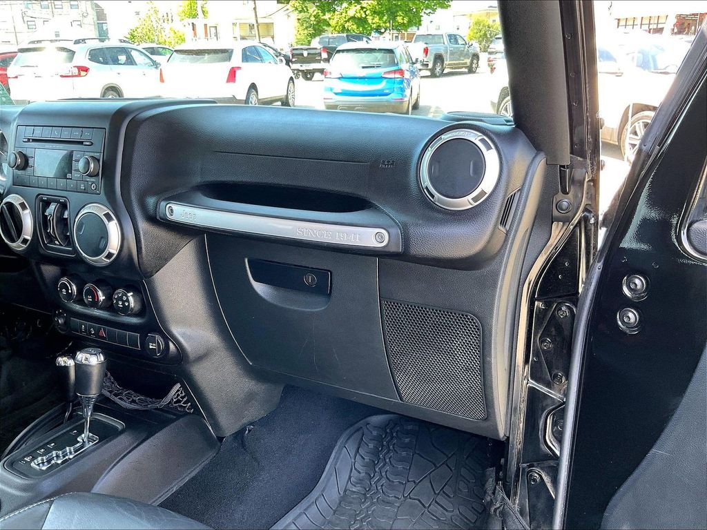 2015 Jeep Wrangler — photo 13