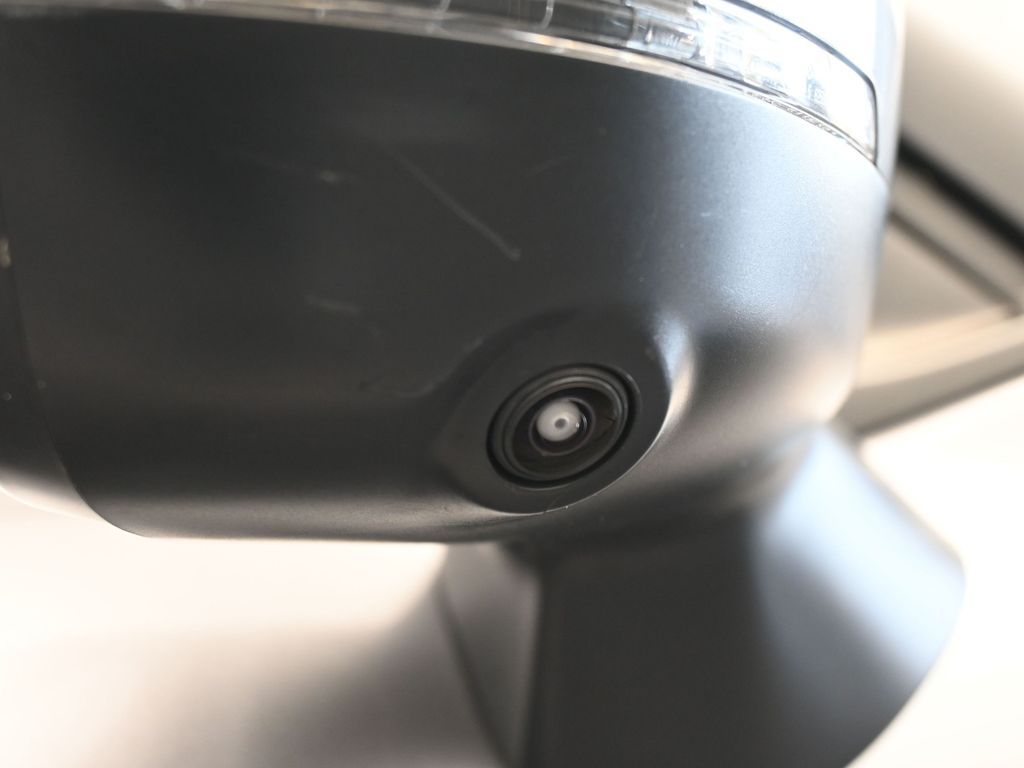 Used 2022 Silver Mitsubishi SE image 26