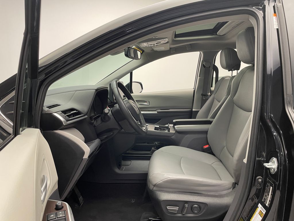 2023 Toyota Sienna XLE 12