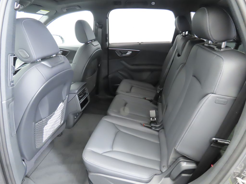 2025 Audi Q7  23