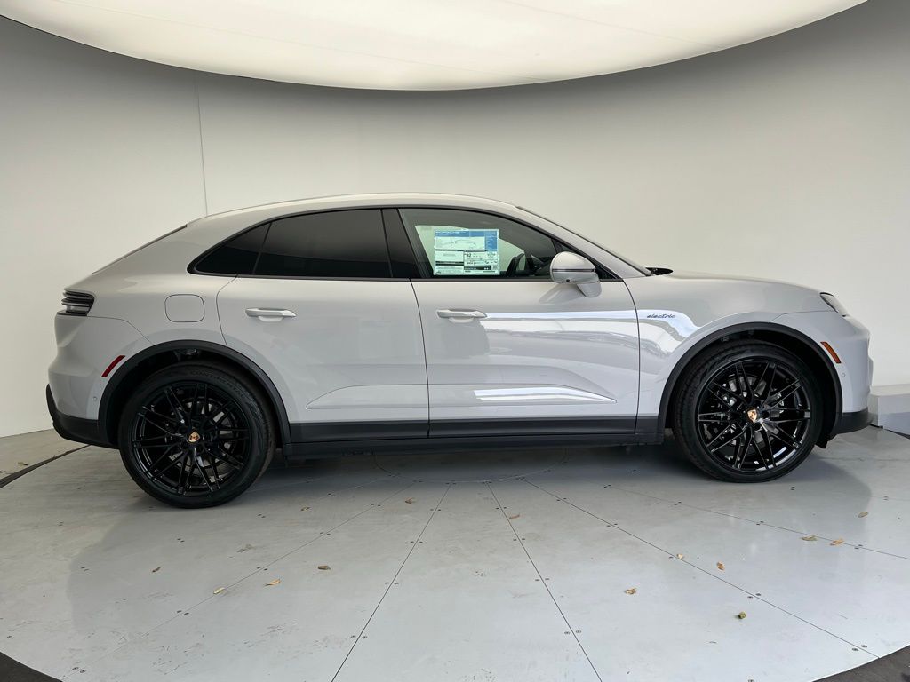 Thumbnail: 2026 Porsche Macan - 23