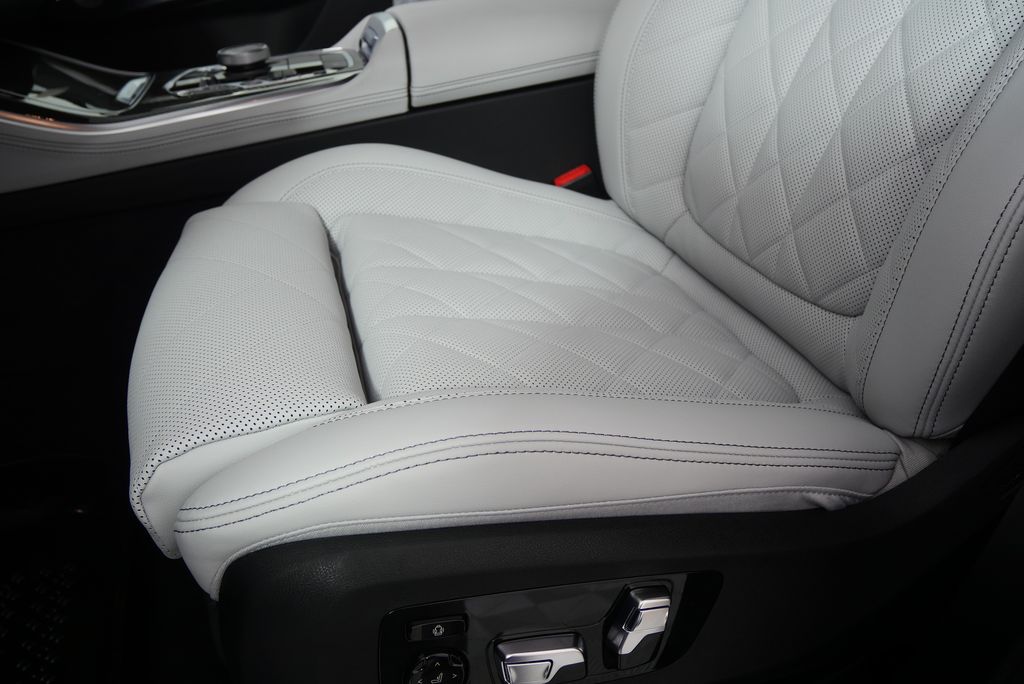 2026 BMW X5 M60i 10