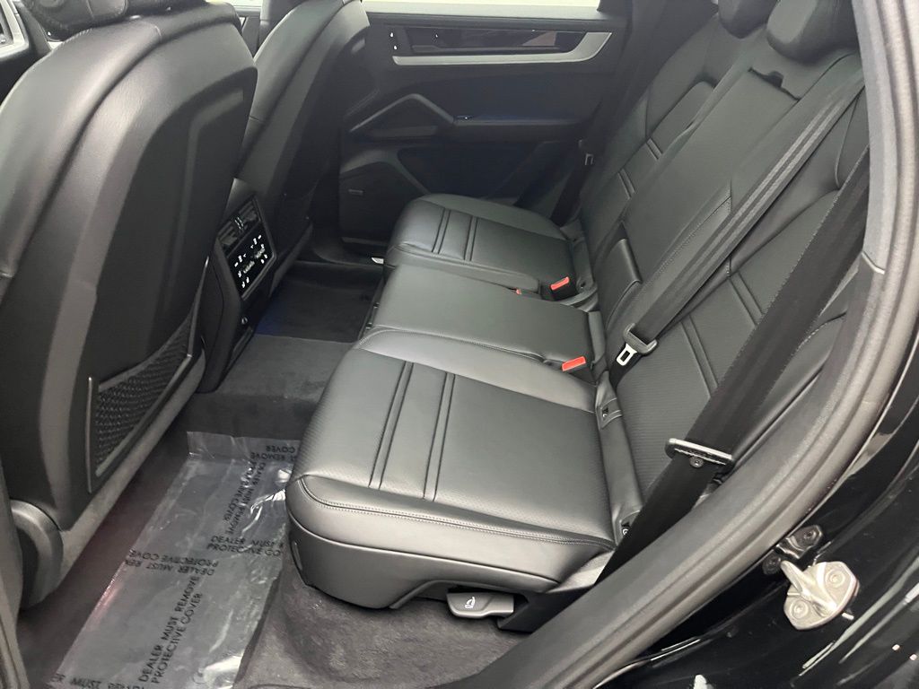 Thumbnail: 2026 Porsche Cayenne - 25