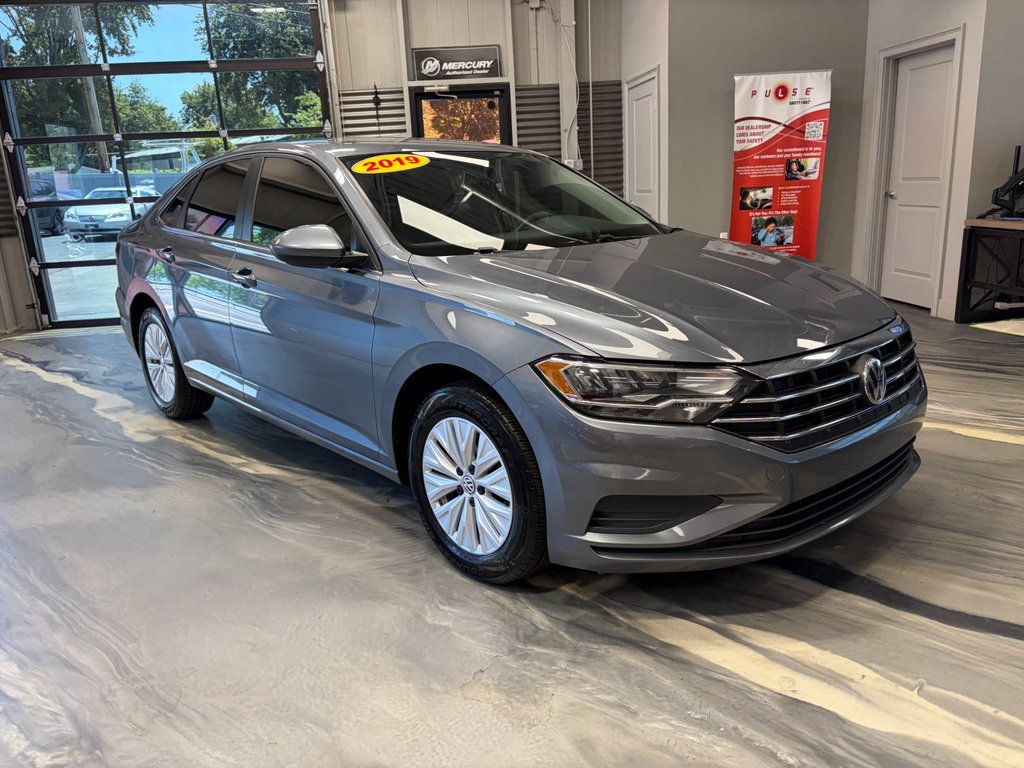 2019 Volkswagen Jetta Gris (Platinum Gray Metallic) Sedán Tracción delantera 6 velocidades Manual
