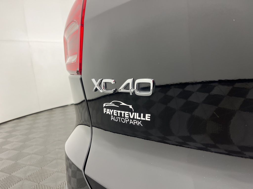Thumbnail: 2022 Volvo XC40 - 20