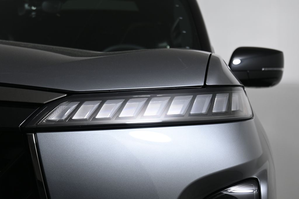 Thumbnail: 2026 INFINITI QX80 - 10