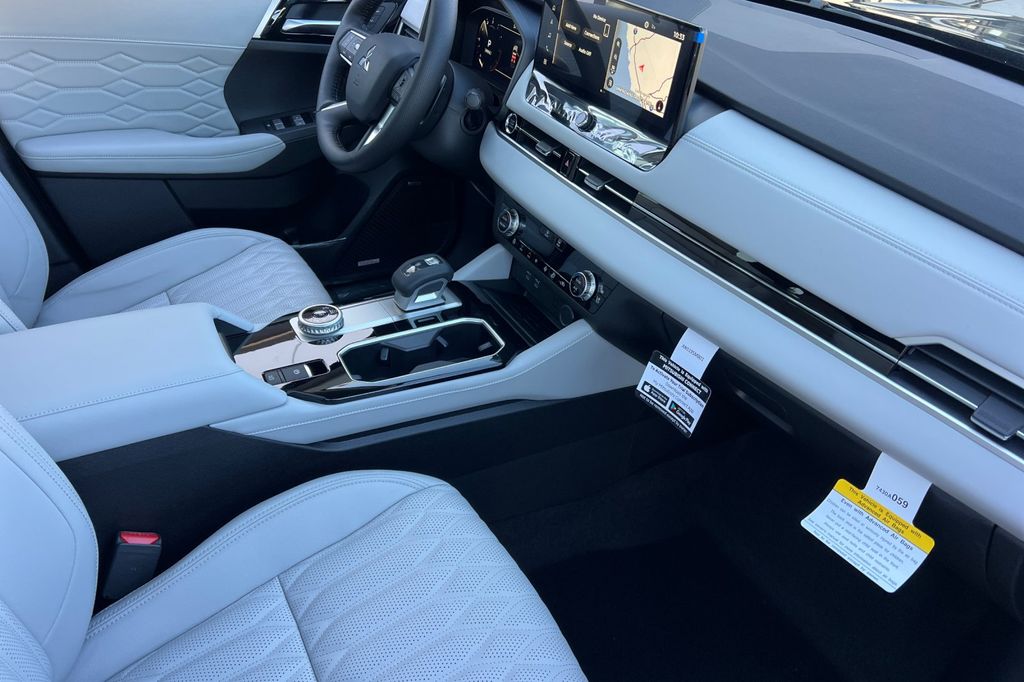 2026 Mitsubishi Outlander SEL - Photo 17
