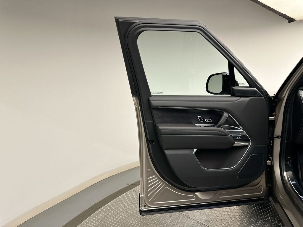 Thumbnail: 2025 Land Rover Range Rover - 8