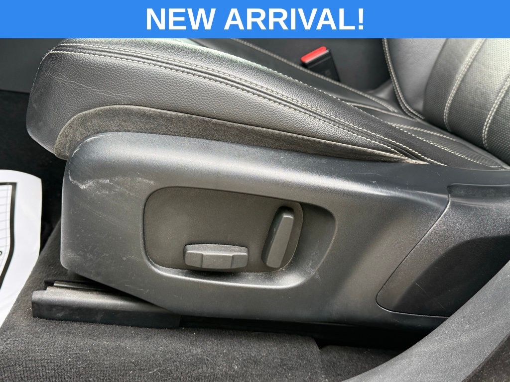 Used 2019 White Land Rover SE R-Dynamic image 26