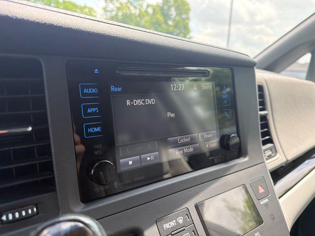 Thumbnail: 2017 Toyota Sienna - 30