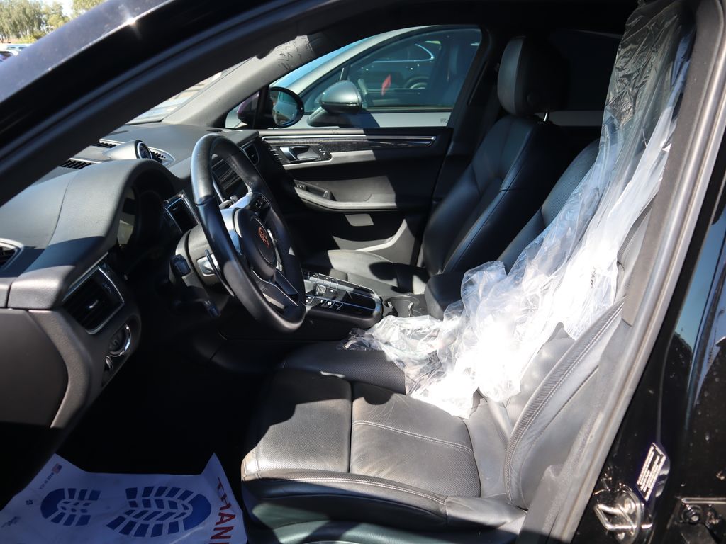 Thumbnail: 2015 Porsche Macan - 10