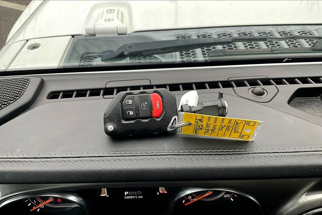 Used 2019 White Jeep Unlimited Sahara image 11