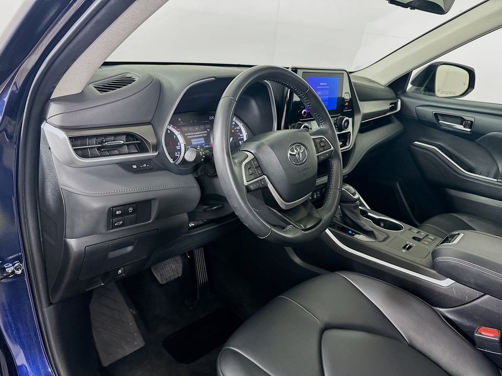 Thumbnail: 2024 Toyota Highlander - 9