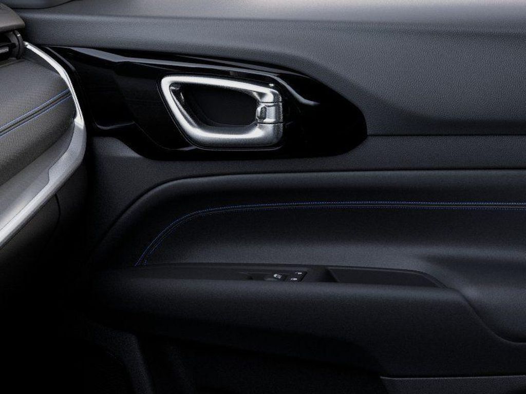 2026 Jeep Compass Latitude Silver at South Hills CDJR