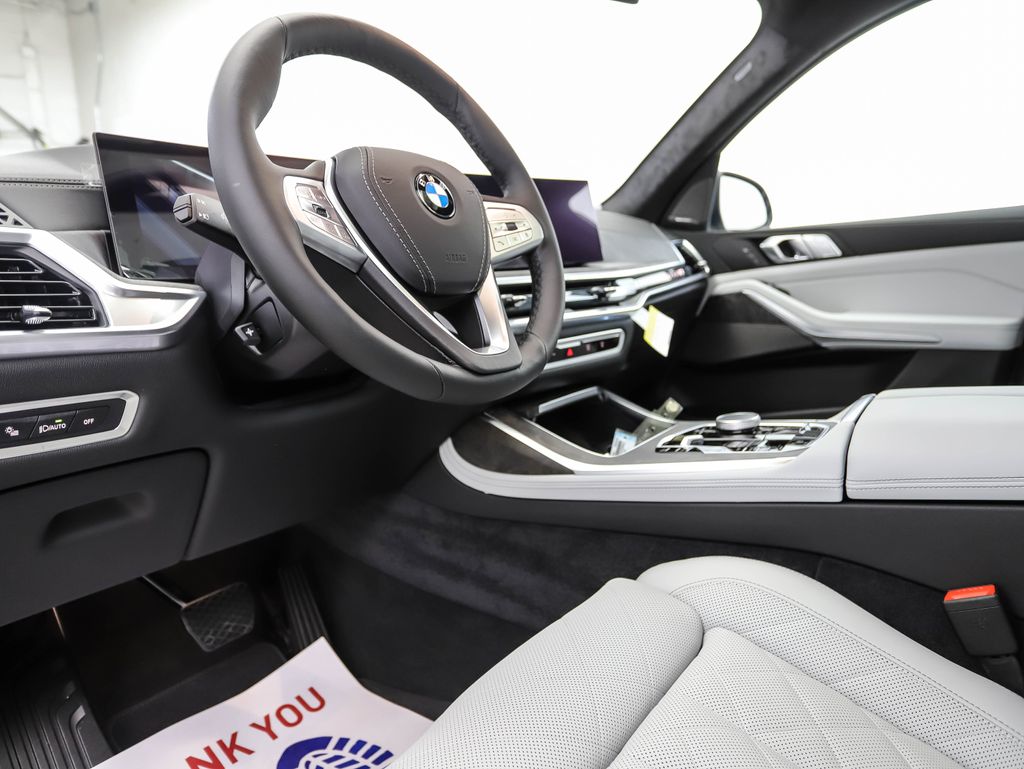 Thumbnail: 2026 BMW X7 - 10