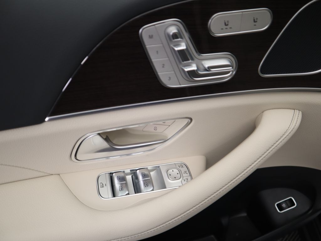 Thumbnail: 2025 Mercedes-Benz GLE - 25