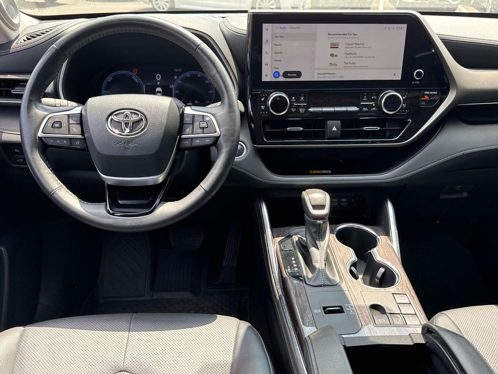 Thumbnail: 2024 Toyota Highlander - 8