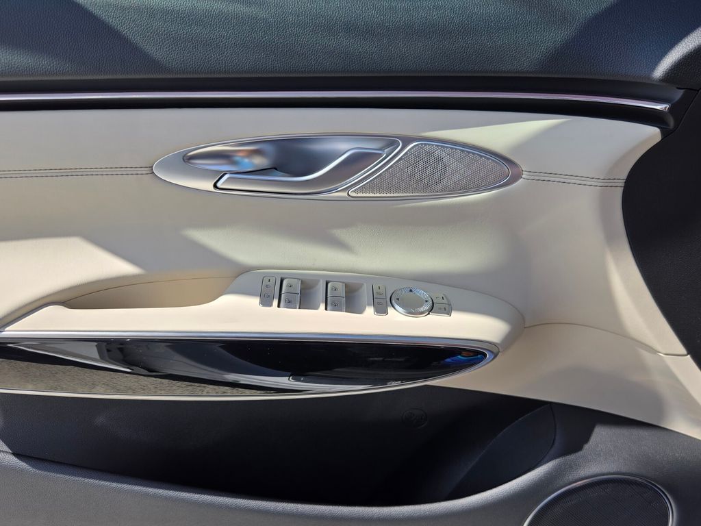 2027 Genesis Gv70