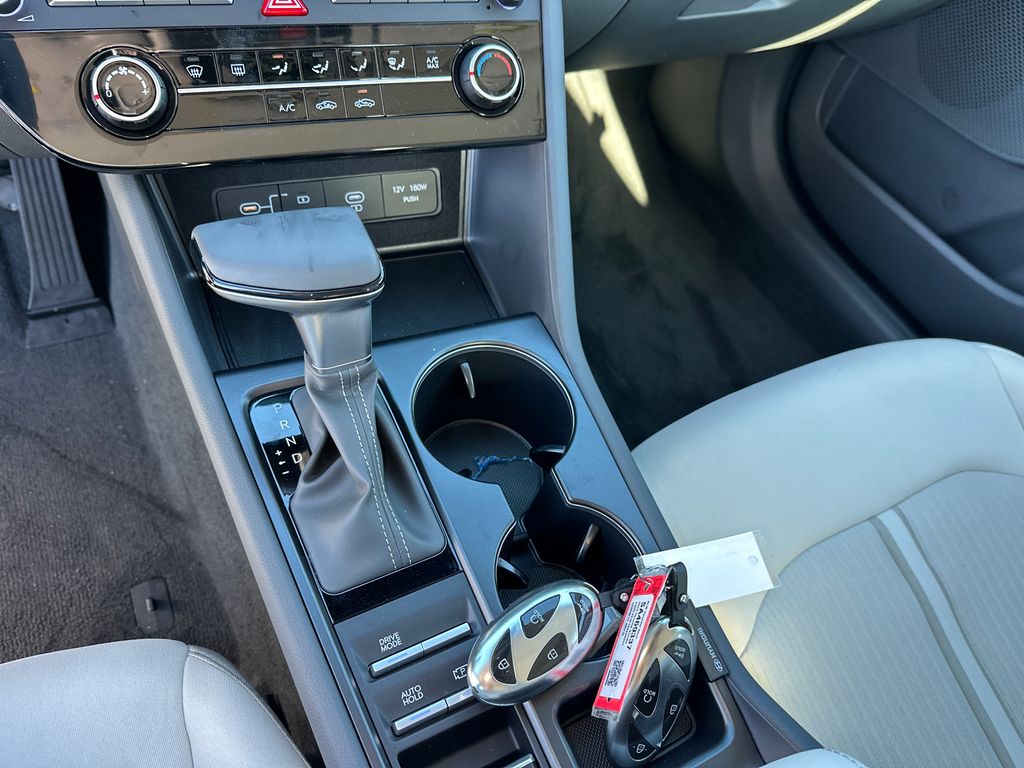 New 2025 White Hyundai SE image 32