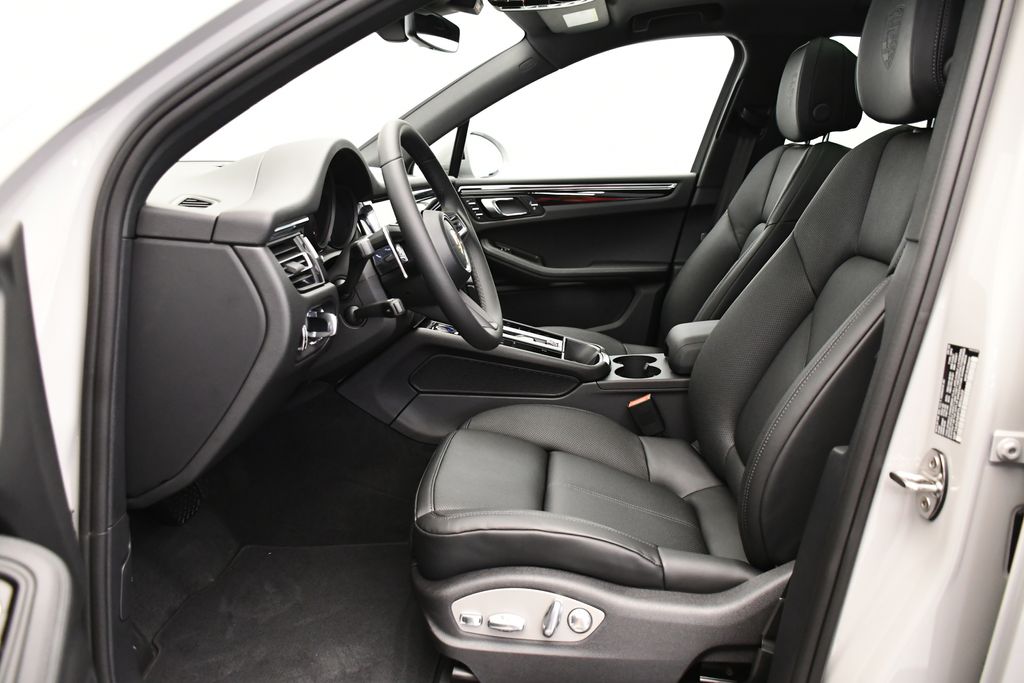 Thumbnail: 2026 Porsche Macan - 5