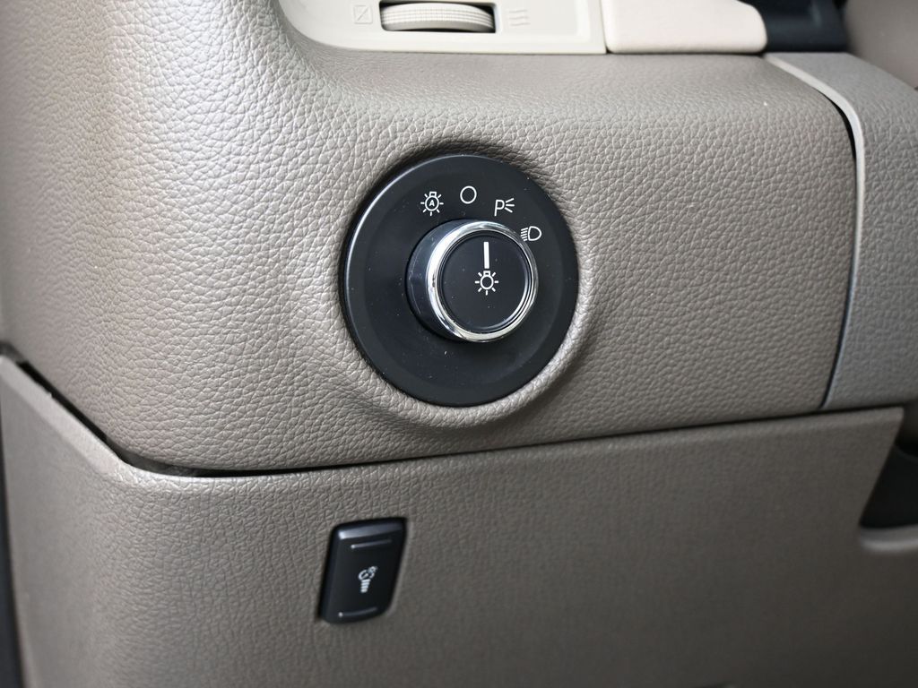 Used 2016 Midnight Lincoln Select image 17