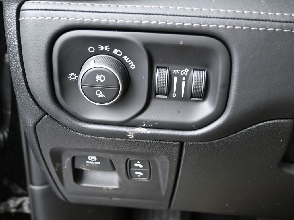 New 2026 Diamond Black Crystal Pearlcoat Ram Limited image 15