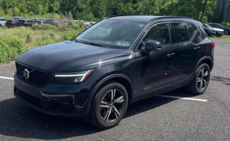  2023 Volvo XC40 B5 Plus Dark Theme AWD   
