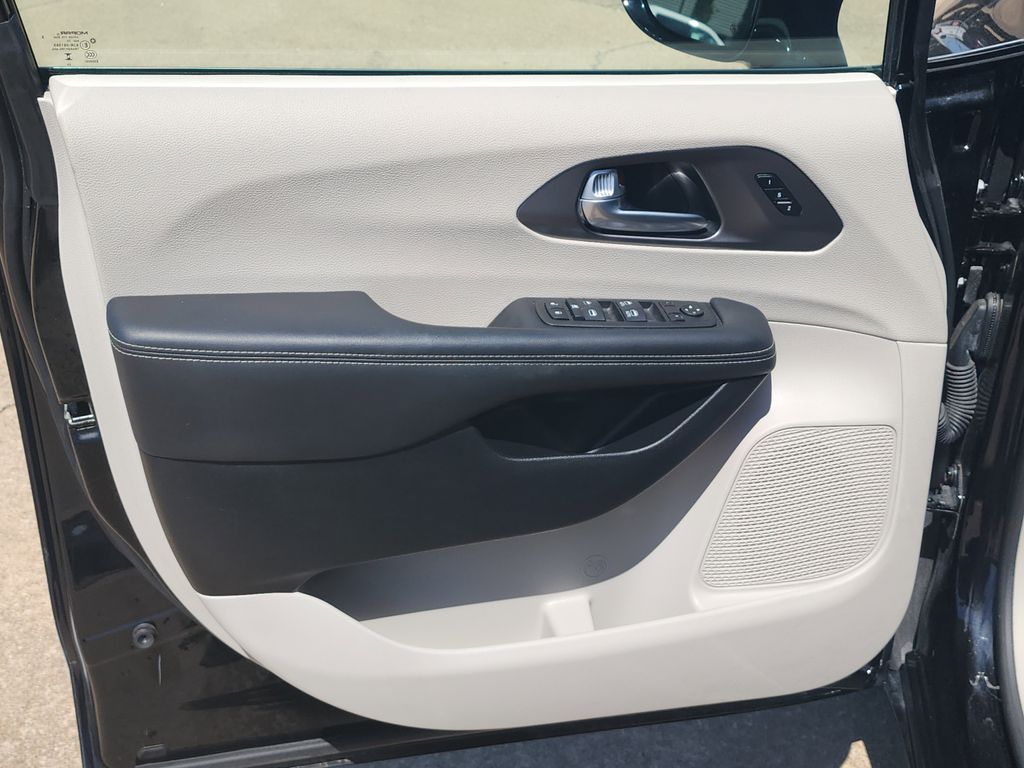 2024 Chrysler Pacifica Touring L photo