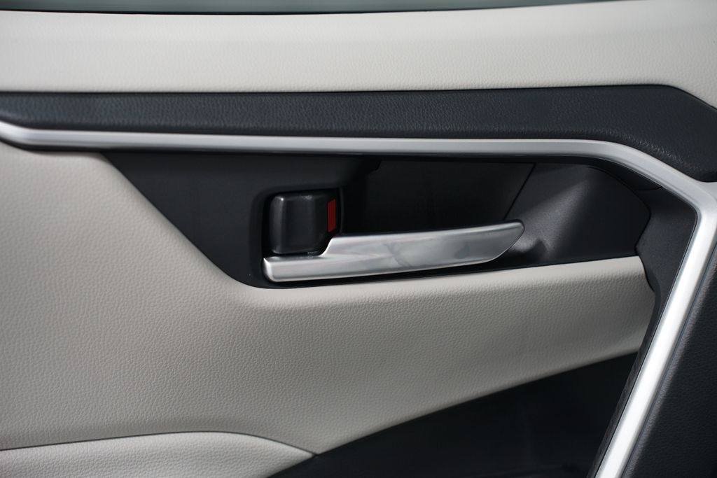 Thumbnail: 2025 Toyota RAV4 - 32