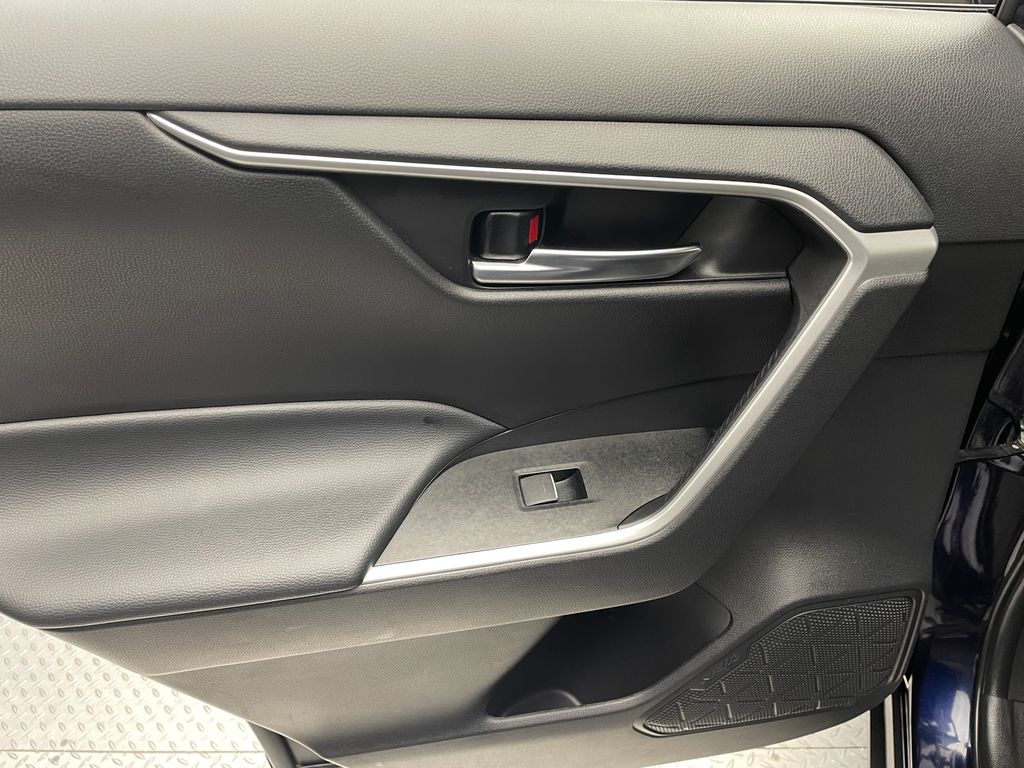 2024 Toyota RAV4 XLE 32