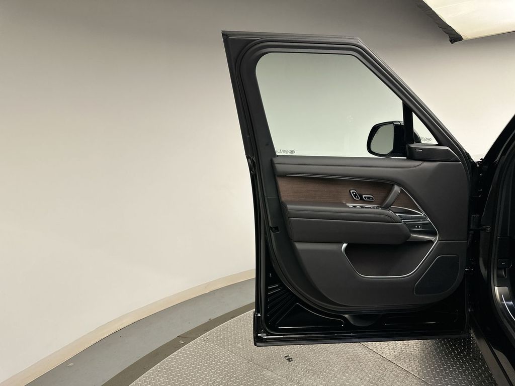 2025 Land Rover Range Rover SE 9