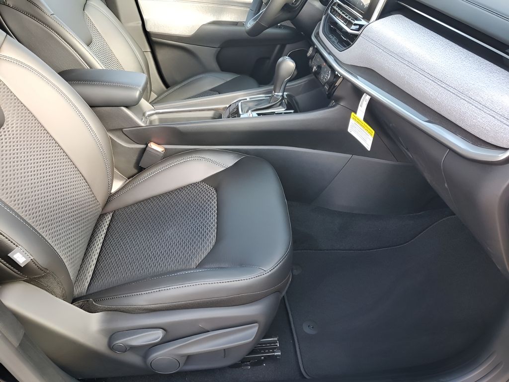 New 2026 Black Jeep Latitude image 16