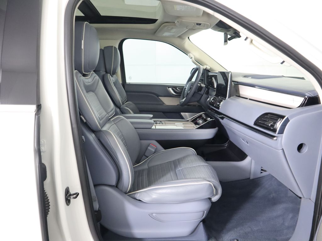 Thumbnail: 2021 Lincoln Navigator L - 21
