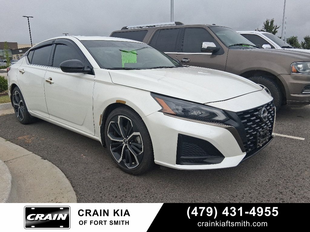 Pearl White 2023 Nissan Altima 2.5 SR FWD Sedan Front-Wheel Drive Continuously Variable Transmission