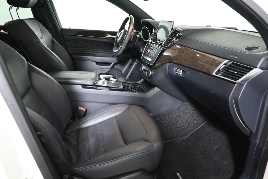 Thumbnail: 2016 Mercedes-Benz GLE - 28