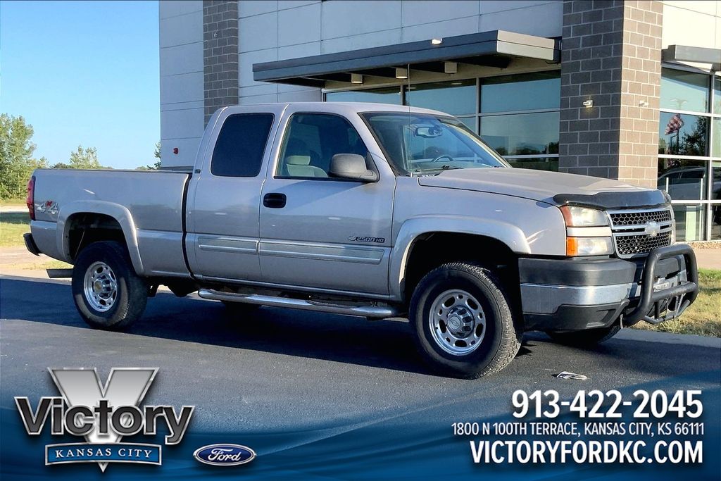 2006 Chevrolet Silverado 2500HD Plata (Silver Birch Metallic) Camioneta  4 velocidades Automática marcha alta