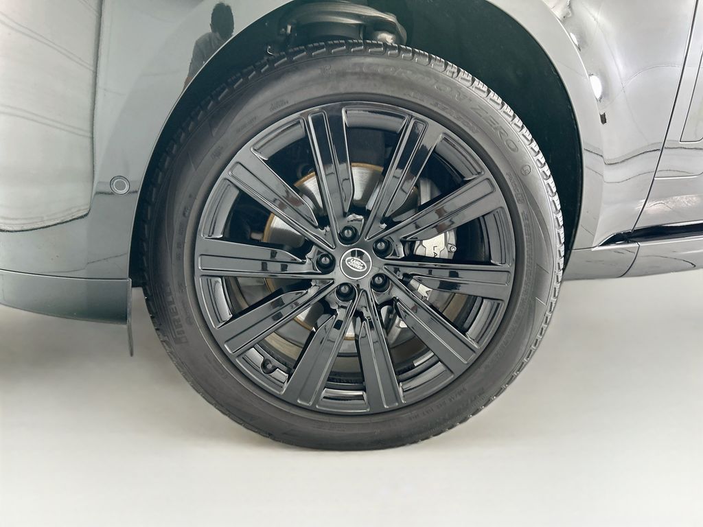 Used 2025  Land Rover SE image 29