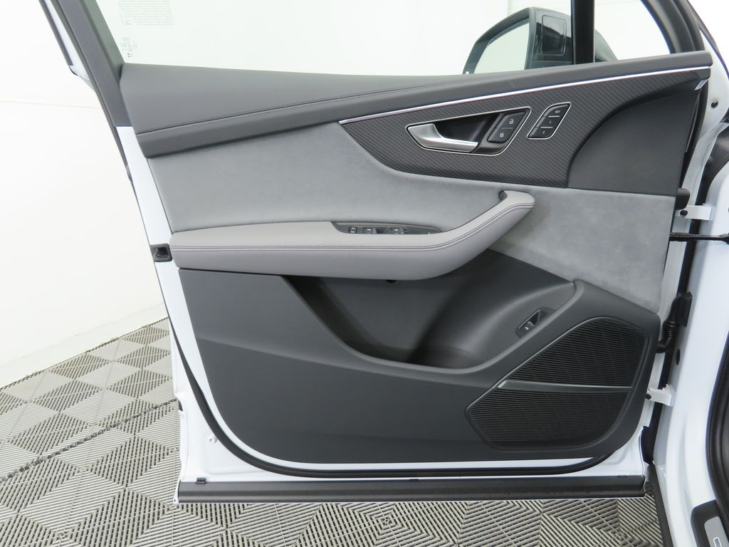 Thumbnail: 2025 Audi SQ7 - 25