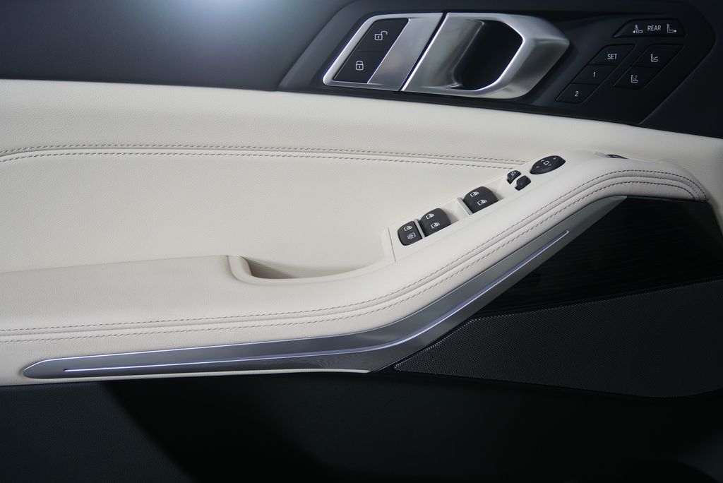 Thumbnail: 2026 BMW X7 - 9