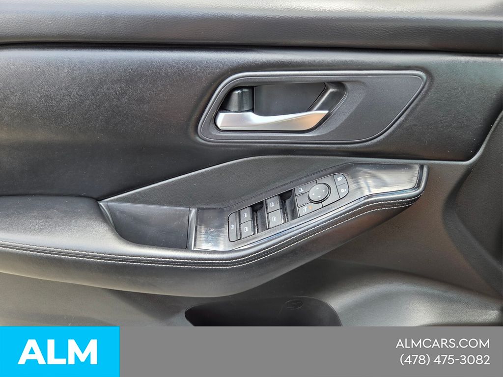 Used 2025 Gray Nissan SV image 27