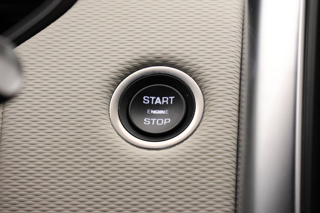 Thumbnail: 2023 Land Rover Discovery - 21