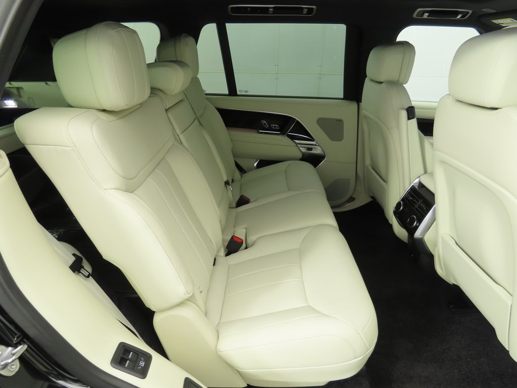 2025 Land Rover Range Rover SE 24